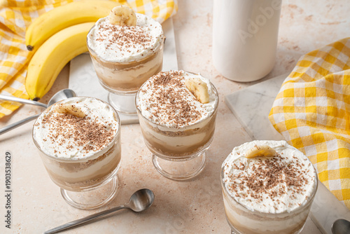 Baoffee cup desserts. Desserts made with pudding and banana
