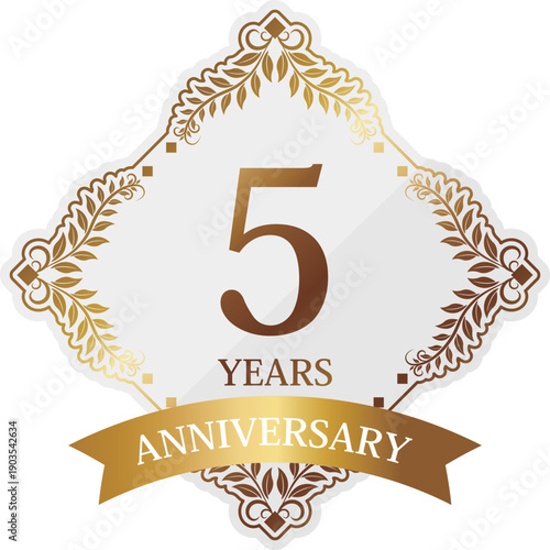 高級感のある5周年記念エンブレム　ホワイト＆ゴールド