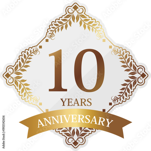 高級感のある10周年記念エンブレム　ホワイト＆ゴールド