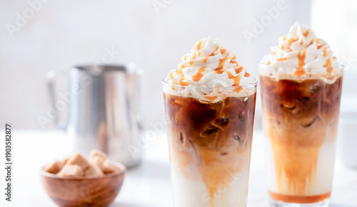Fotografía Iced caramel latte coffee in a tall glass with caramel syrup
