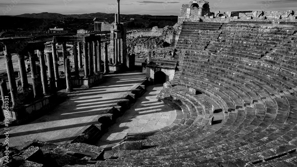 Naklejka premium Archeologia in bianco e nero.L'area archeologica di Dougga,Thugga,con gli spettacolari resti dell'antica città Romana patrimonio mondiali dell'umanità dell'UNESCO ,Tunisia.Africa del Nord