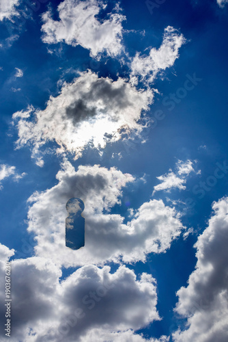 schlüsselloch in den Wolken am blauen Himmel