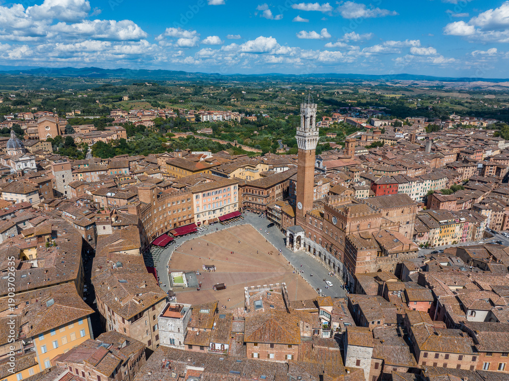 Fototapeta premium Aerial Panorama of Siena, Italy: Showcasing Piazza del Campo, Palazzo Pubblico, and the Iconic Torre del Mangia