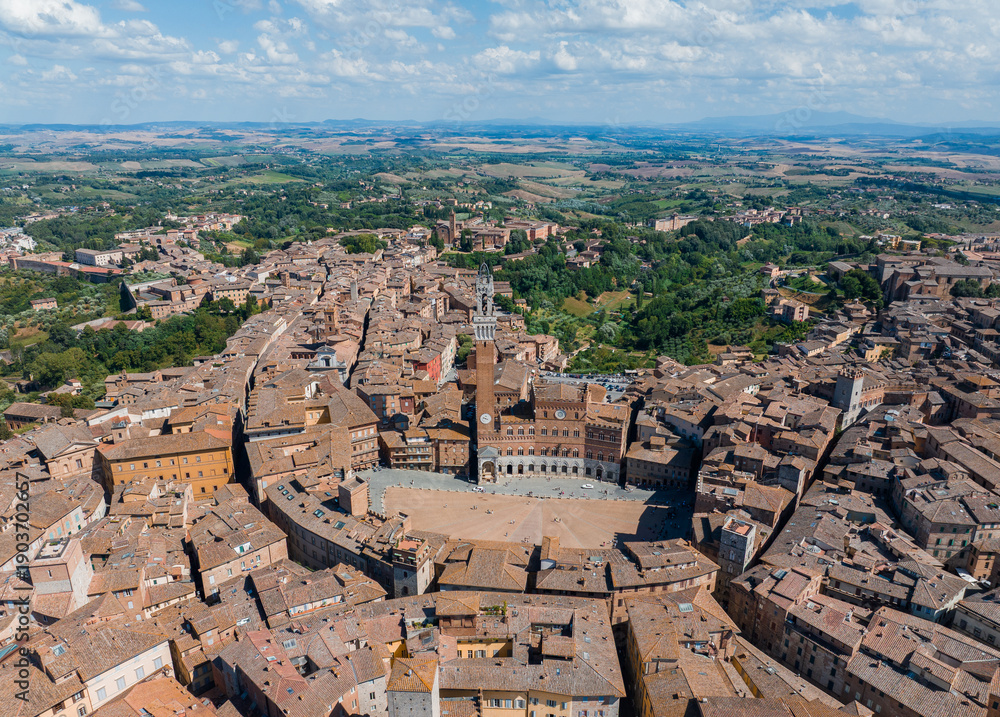 Fototapeta premium Aerial Panorama of Siena, Italy: Showcasing Piazza del Campo, Palazzo Pubblico, and the Iconic Torre del Mangia