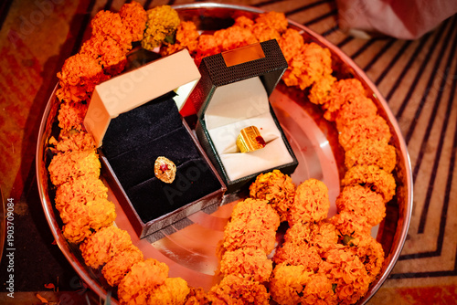 Foto Diamond Engagement Ring in Elegant Black Jewelry Box for Indian Wedding