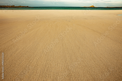 Weiter Sandstrand mit hellem Sand an einem ozean