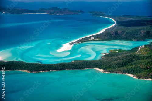 Cuadro en lienzo Queensland ocean and Whitsunday Islands captured from above with aerial view of