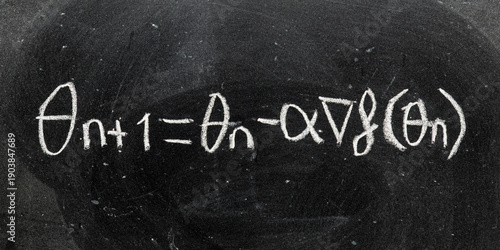 Ecuación fundamental del descenso de gradiente escrita a mano con tiza en una pizarra