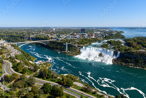 Foto Aerial View of Niagara Falls: City, Bridge, and Waterfalls Coexist