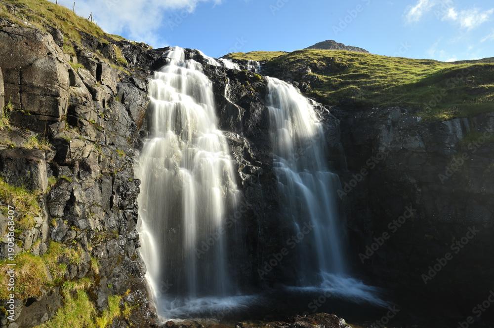 Obraz premium Mountain river. A huge waterfall.