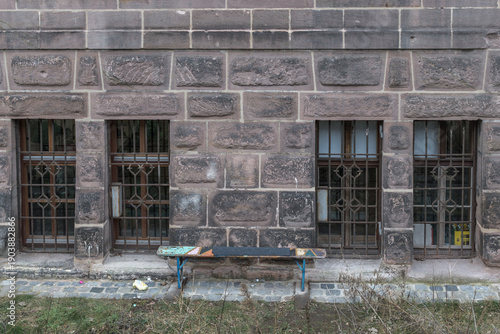 Verlassene Bank vor einer Steinmauer in Nürnberg
