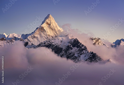 Foto Ama Dablam peak after sunset