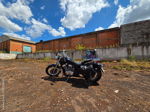 Bild auf Leinwand Moto custom em lugar abandonado em ruínas