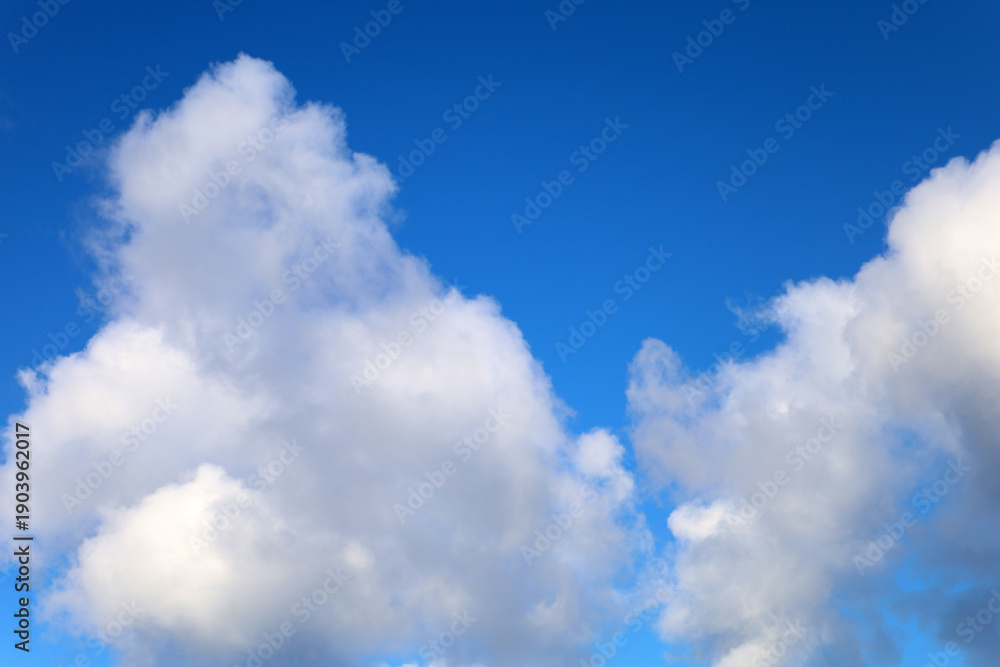 Obraz premium Blue sky background with white cloud