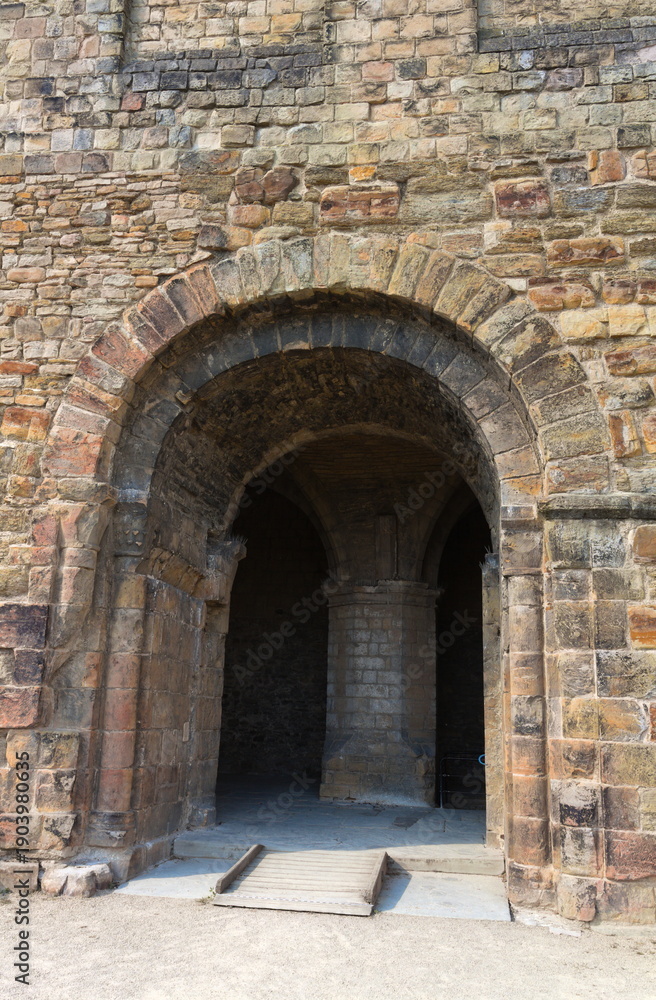 Obraz premium stone archway entrance in ancient structure -Richmond Castle - England