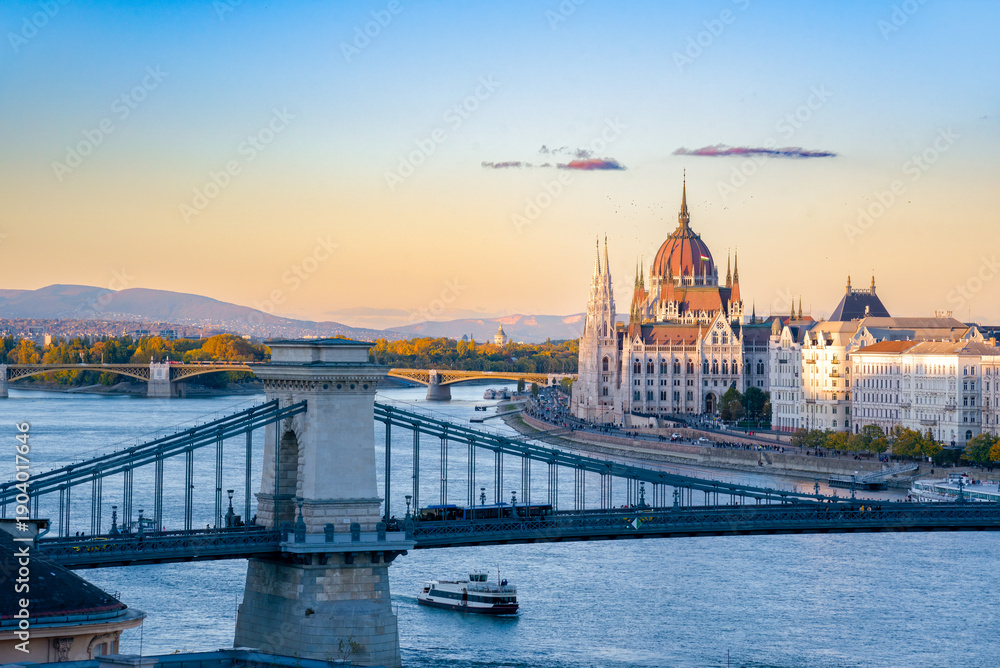 Obraz premium Hungarian Parliament and Chain bridge