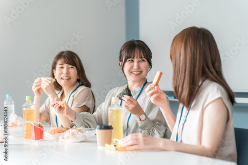 Foto 社員食堂・休憩室でランチするビジネスウーマン
