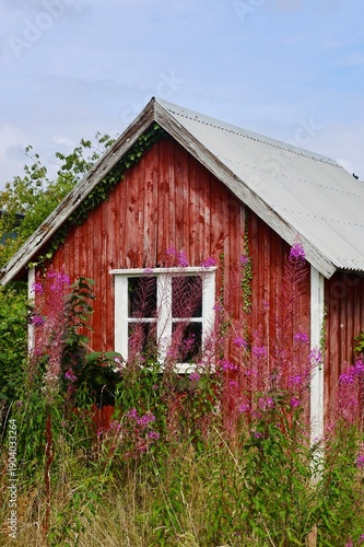 Kleine rote Holzhütte