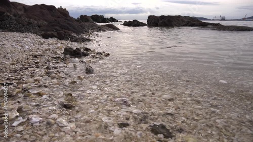 【竹島】貝殻海岸に打ち寄せる波