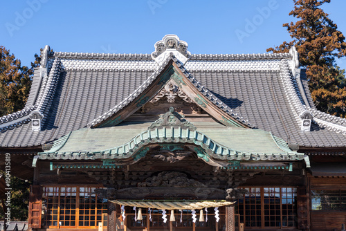 青空に映える日本の神社建築｜伝統的な屋根と彫刻美