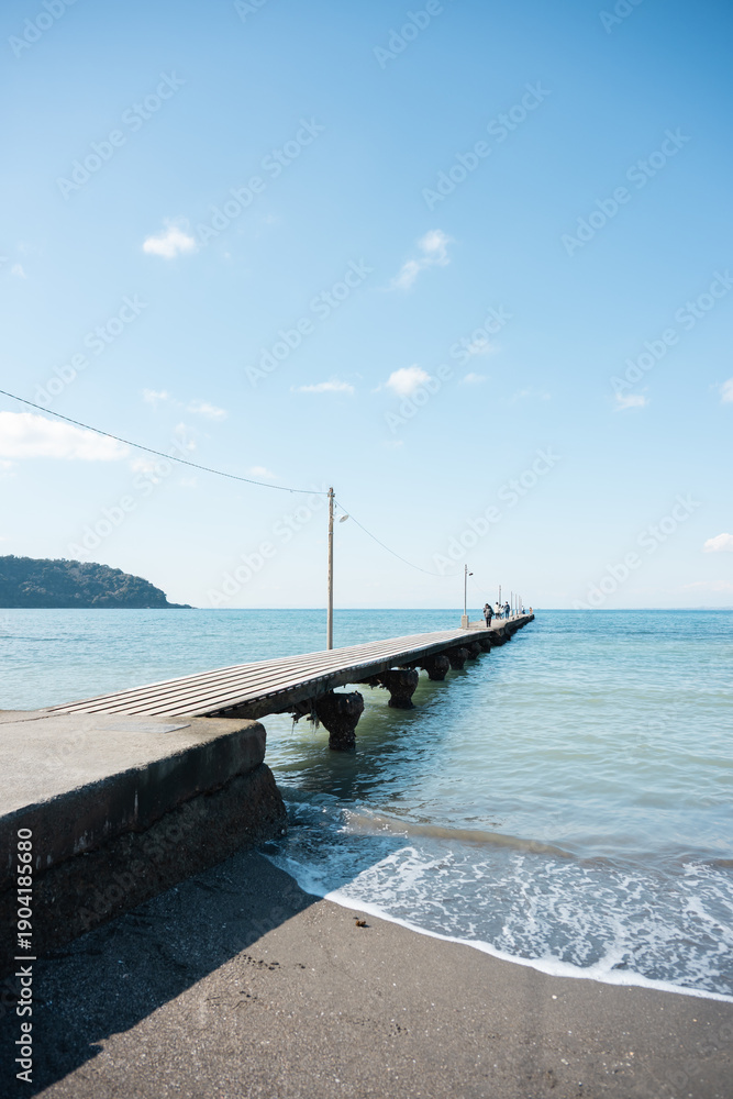 Fototapeta premium 海にかかる橋（原岡桟橋）