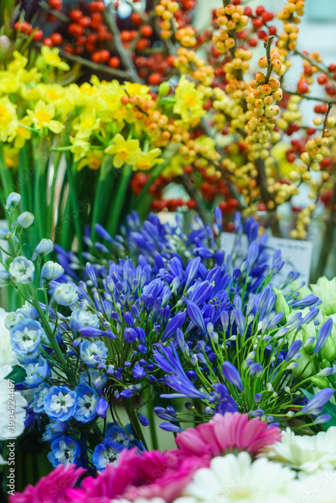 Obraz premium Bright blooms in a stunning array of colors fill the market stall, inviting onlookers to admire