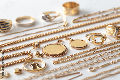 Tableau sur toile 金を含む貴金属類のアクセサリーを並べた集合写真