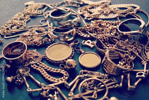 金を含む貴金属類のアクセサリーを並べた集合写真