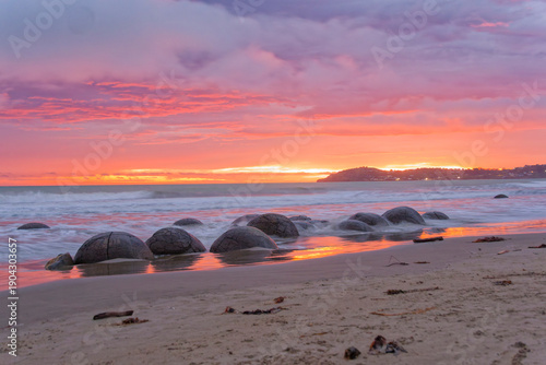 Fotografie Famous landmark Moeraki Boulders at sunrise on Koekohe beach, New Zealand