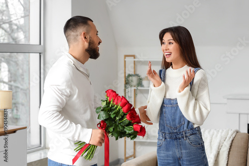 Young man with bouquet of r...