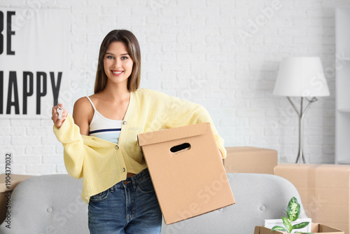 Young woman with keys to re...