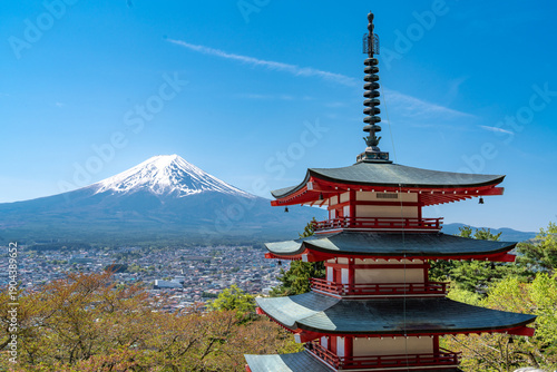 Pagoda Chureito and Mount Fuji (Prefecture of Yamanashi): the iconic Japanese landmark, located in Arakurayama Sengen park.