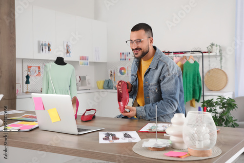Male stylist with laptop vi...
