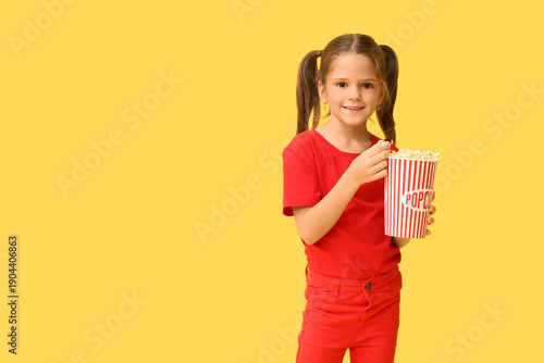 Happy little girl with popc...