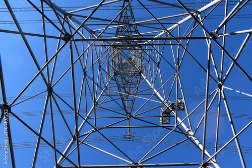 鉄塔内部から見上げた幾何学的構造と青空