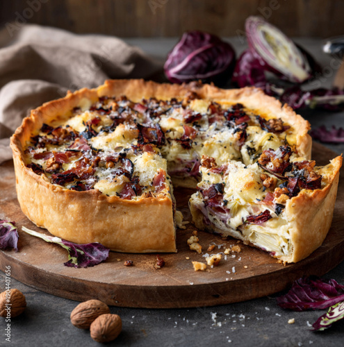 d’une torta salata rustica al radicchio, noci e speck, cuite dans un moule rond et présentée sur une planche en bois dans une cuisine chaleureuse et moderne. La pâte brisée est dorée et croustillante