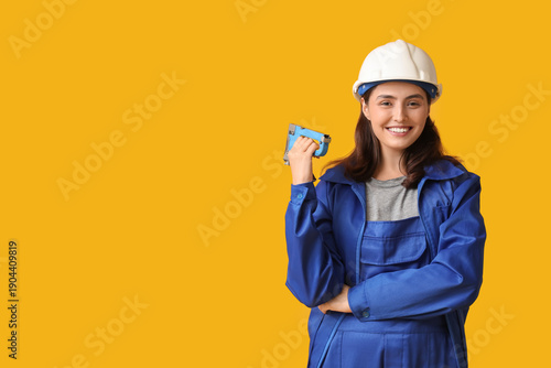Young female construction w...
