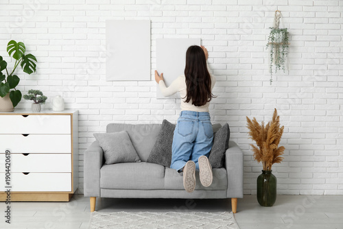Young woman hanging empty c...