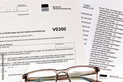 Formular V0300 der Rentenversicherung zur Kontenklärung mit Liste des Versicherungsverlaufs.
