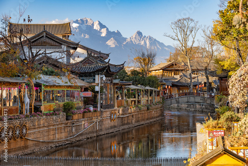Tableau sur toile Lijiang Old Town with Jade Dragon Snow Mountain in Yunnan, China