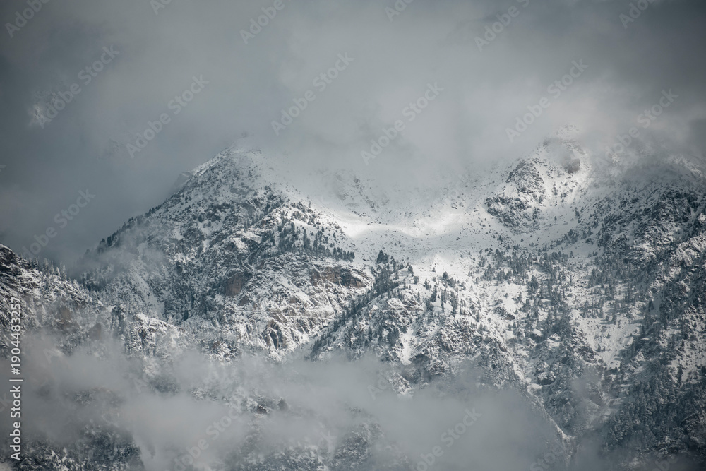 Obraz premium Snow covered mountains and clouds.