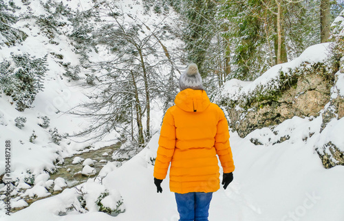 Wanderin in Pfanngraben Winterlandschaft Schnee