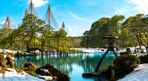 Photos Gyokusen‑inmaru Garden landscape with yukitsuri, or snow hanging using a central bamboo pole with ropes attached to branches, and a stone lantern, or Kotoji‑tōrō, in Kanazawa, Ishikawa, Japan