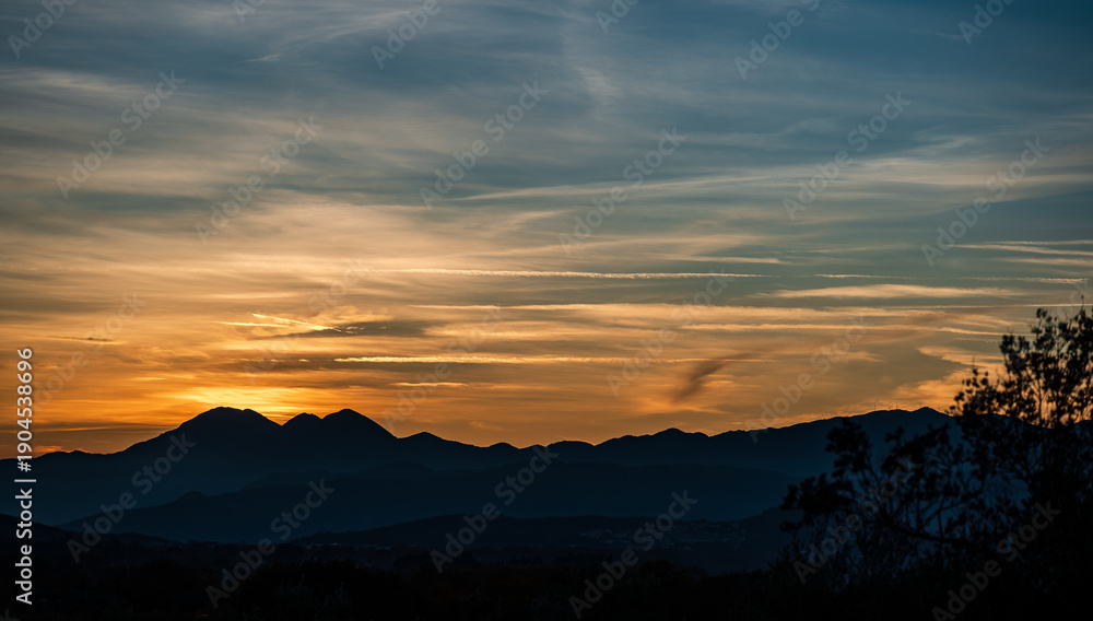 Obraz premium Sunset, especially in some Italian locations, such as Molise and the province of Isernia, is a magical moment that fills the heart with joy and serenity