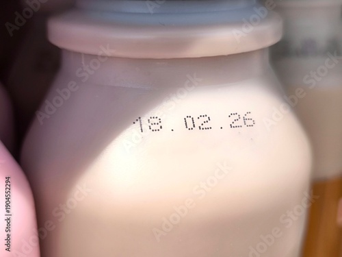 Foto Select focus of the expiration date stamped on milk bottle