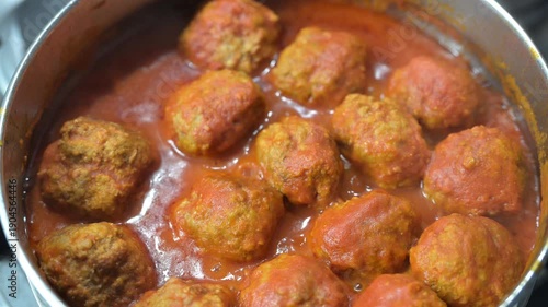 Meatballs in tomato sauce are one of those dishes that need no introduction: you recognize them immediately by their aroma, the slow cooking, and the sauce that invites you to mop up the sauce.