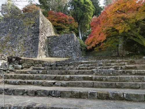 人吉城の石垣と紅葉