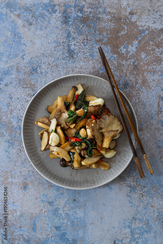 Thailändische Pilze mit Basilikum (Hed Pad Bai Horapa)