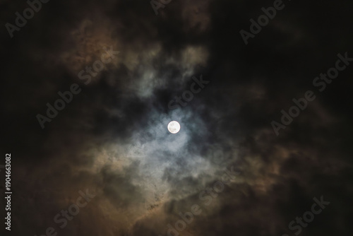 Фотография 冬の夜空に朧月が輝く08