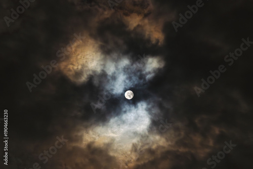 Фотография 冬の夜空に朧月が輝く10